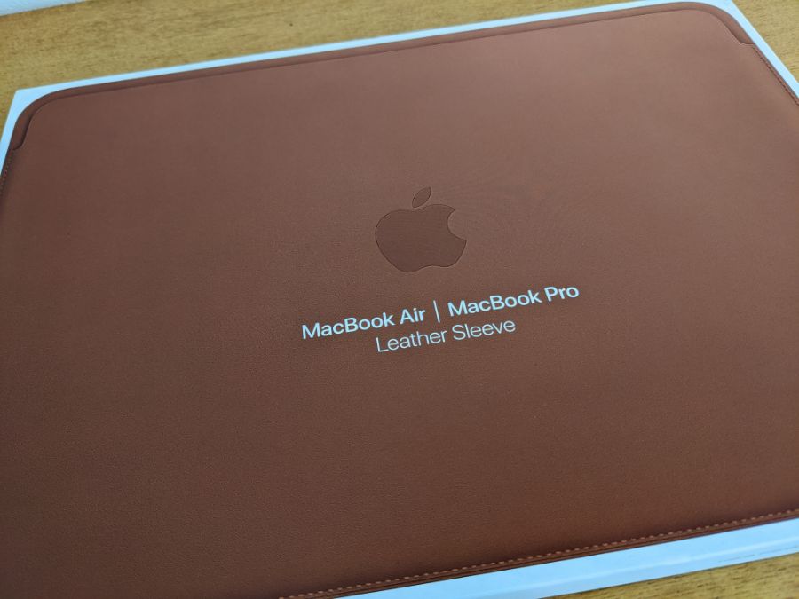 Apple純正MacBook Pro用レザースリーブをレビュー！高品質レザーの無駄 
