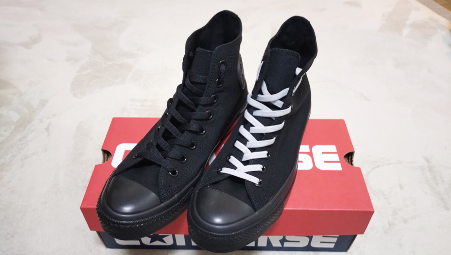 黒い純正シューレースとゴムのシューレース