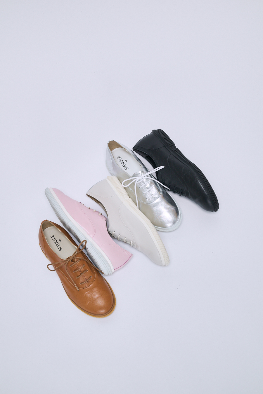 大人の春を彩る5色。SPINGLE「SP-1833」が叶える極上の履き心地