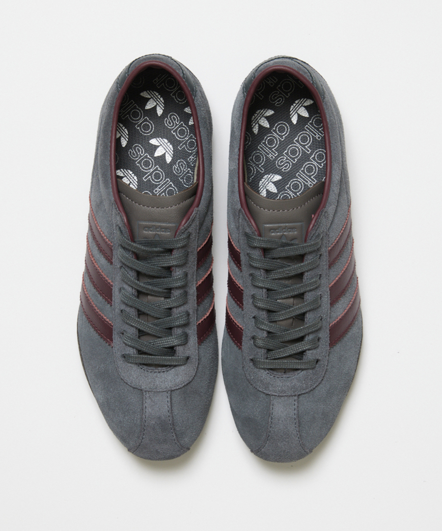 JS別注adidas TOKYO登場。絶妙グレー×バーガンディーで差がつく大人の休日靴