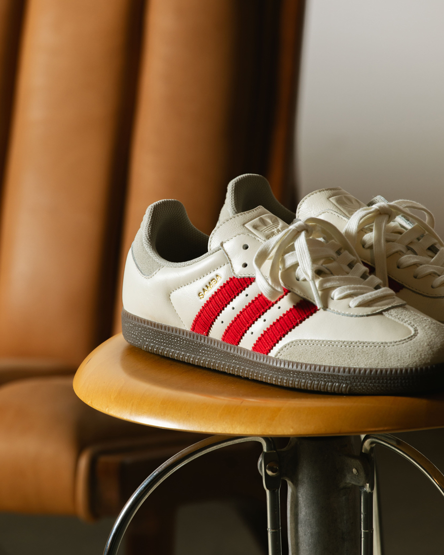 adidas「SAMBA OG」にStyles/ROSE BUD限定モデルが登場。赤のアクセントが効いた大人の名作