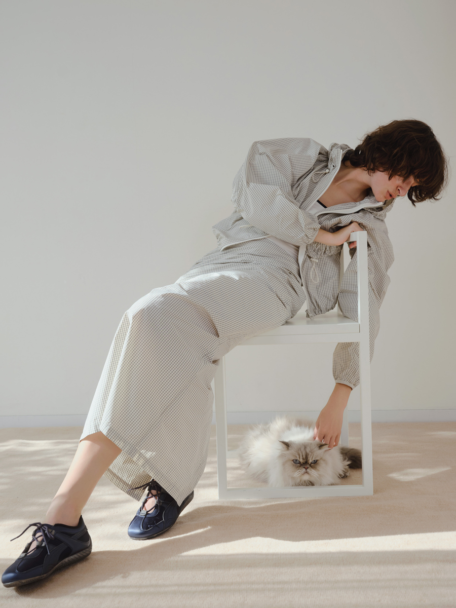 emmi×PUMA別注「SPEEDCAT」が登場。サテンネイビーで魅せる大人の春スニーカー