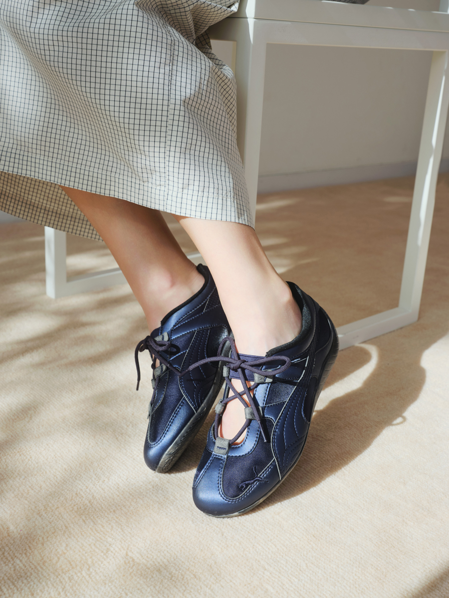 emmi×PUMA別注「SPEEDCAT」が登場。サテンネイビーで魅せる大人の春スニーカー