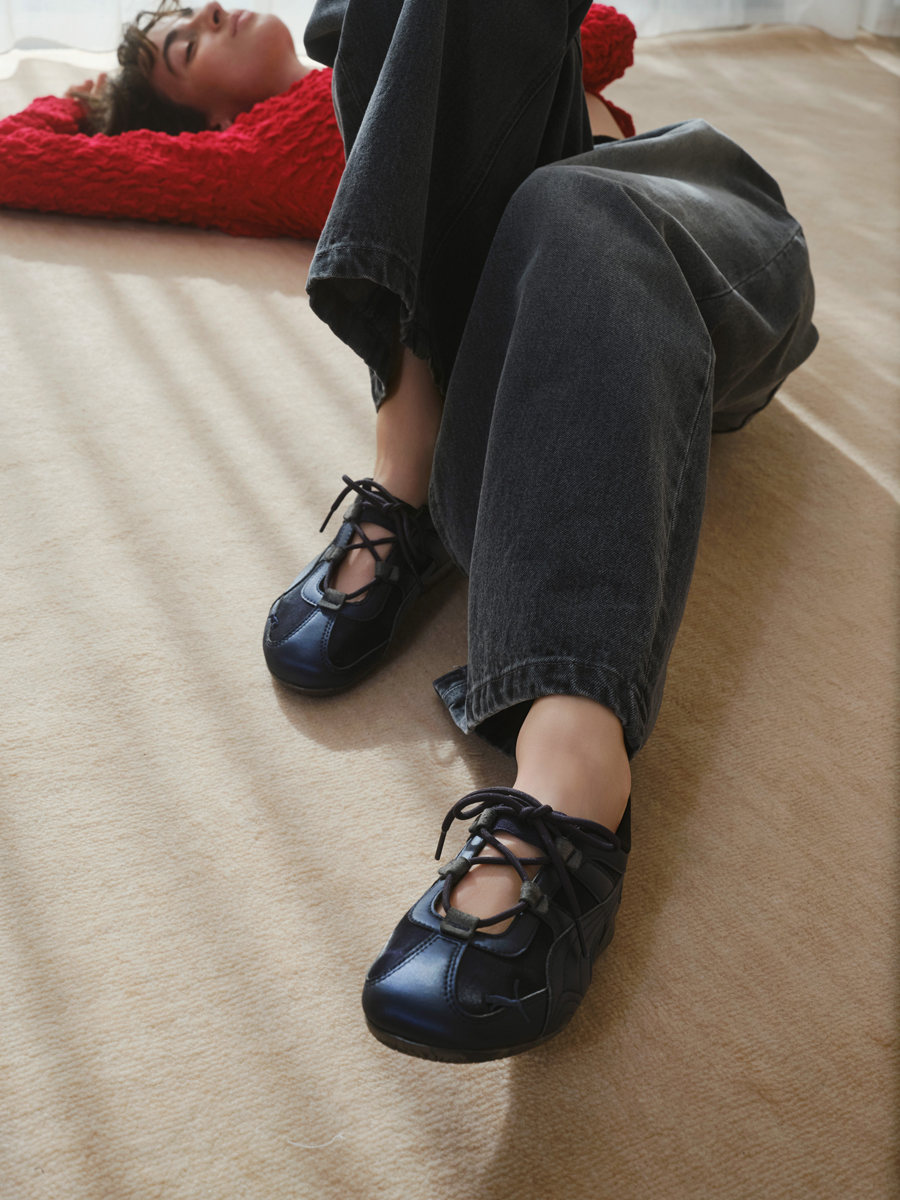 emmi×PUMA別注「SPEEDCAT」が登場。サテンネイビーで魅せる大人の春スニーカー