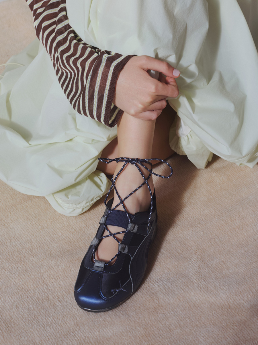 emmi×PUMA別注「SPEEDCAT」が登場。サテンネイビーで魅せる大人の春スニーカー