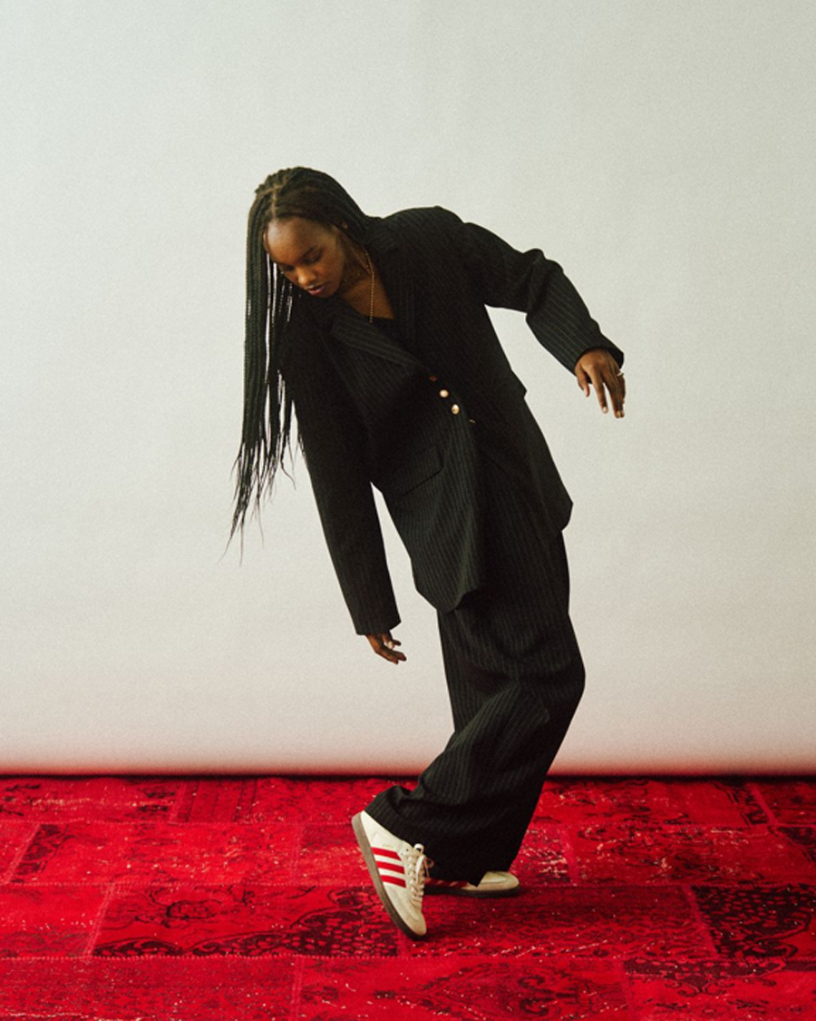 adidas「SAMBA OG」にStyles/ROSE BUD限定モデルが登場。赤のアクセントが効いた大人の名作