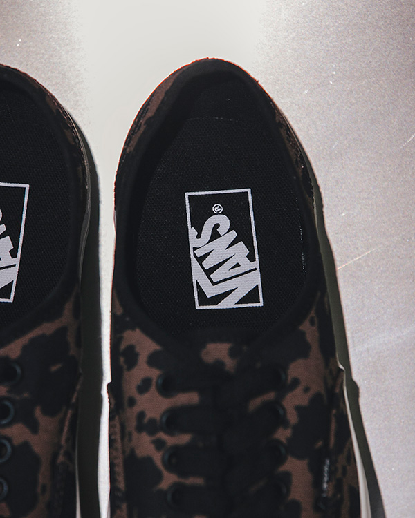 大人の遊び心。Vans「AUTHENTIC」カウ柄別注モデルが叶える洗練の足元