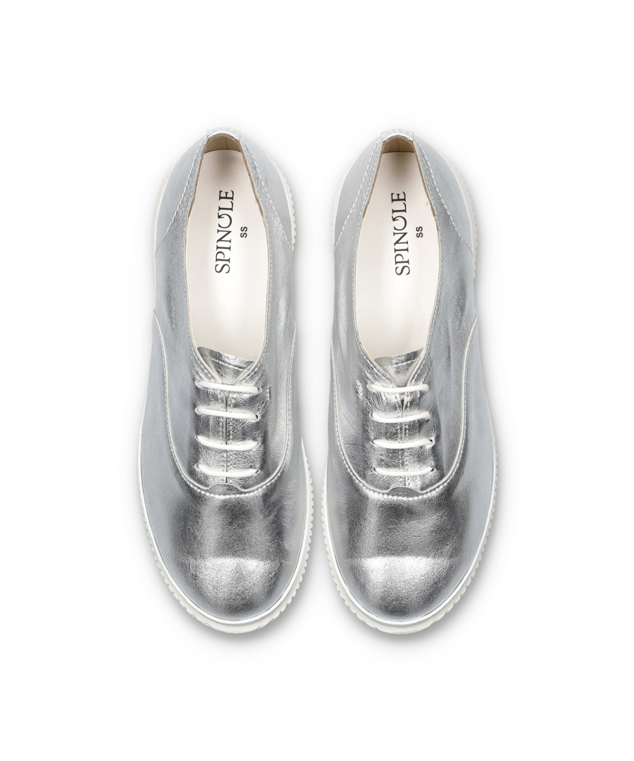 大人の春を彩る5色。SPINGLE「SP-1833」が叶える極上の履き心地