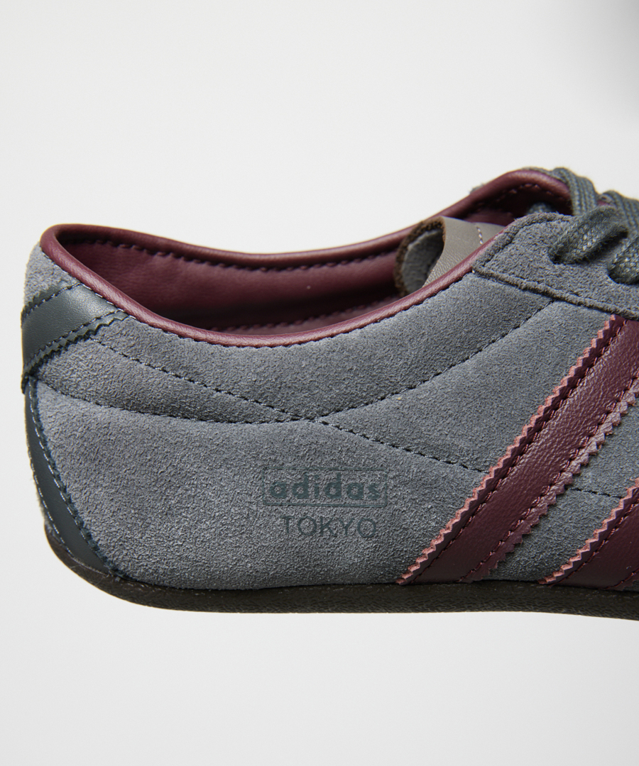 JS別注adidas TOKYO登場。絶妙グレー×バーガンディーで差がつく大人の休日靴