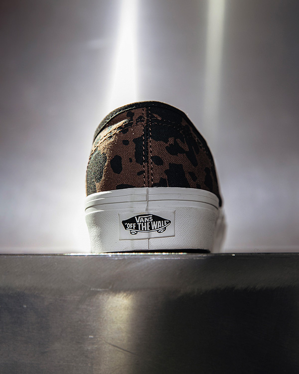 大人の遊び心。Vans「AUTHENTIC」カウ柄別注モデルが叶える洗練の足元