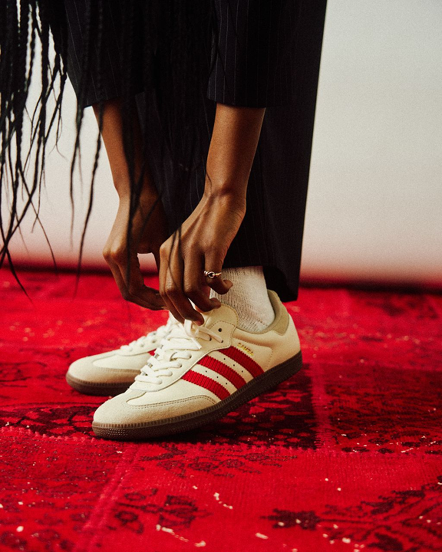 adidas「SAMBA OG」にStyles/ROSE BUD限定モデルが登場。赤のアクセントが効いた大人の名作