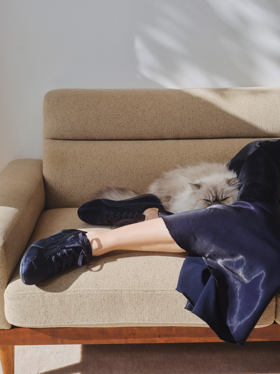 emmi×PUMA別注「SPEEDCAT」が登場。サテンネイビーで魅せる大人の春スニーカー