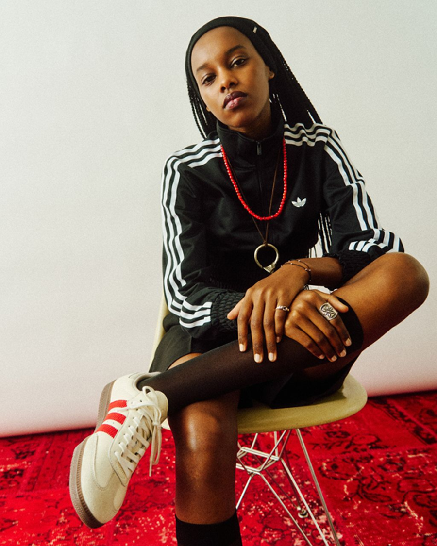 adidas「SAMBA OG」にStyles/ROSE BUD限定モデルが登場。赤のアクセントが効いた大人の名作