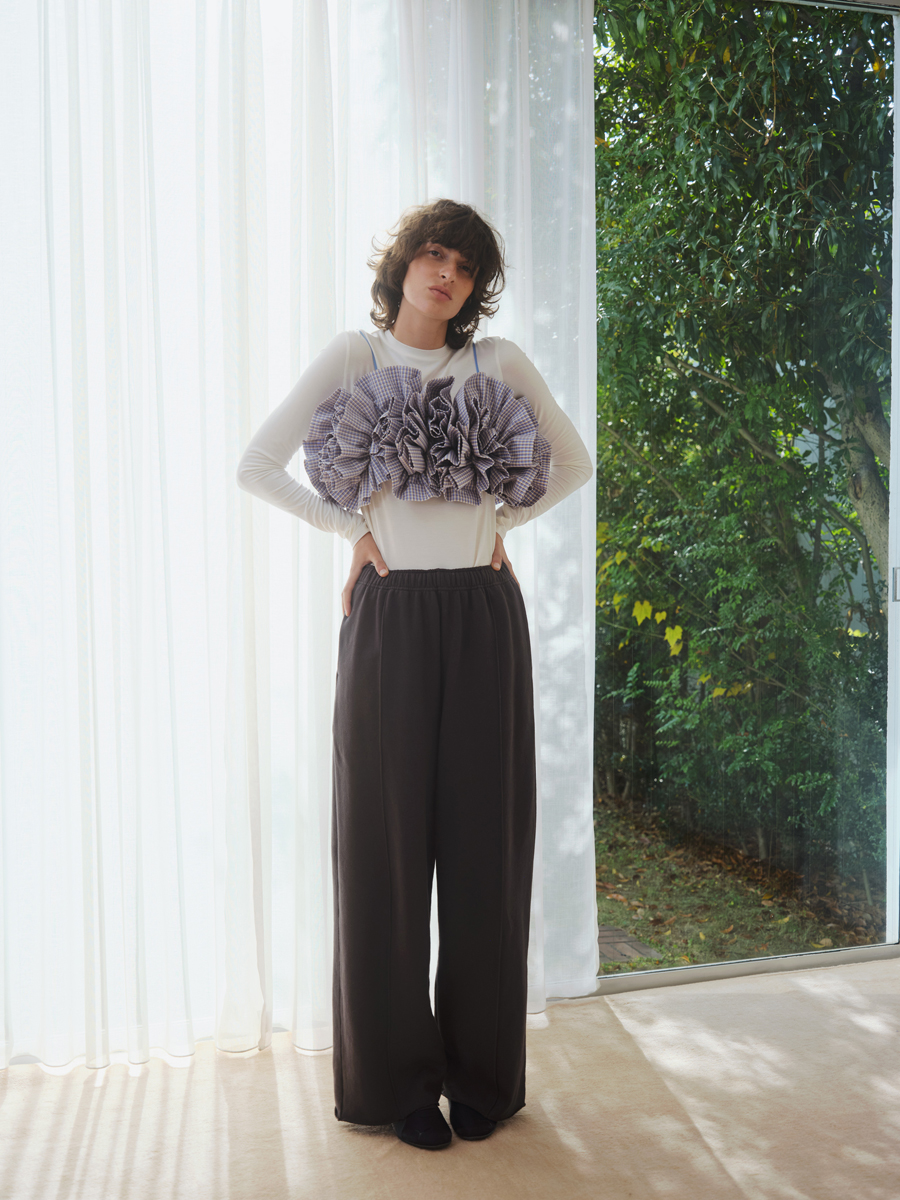 emmi×PUMA別注「SPEEDCAT」が登場。サテンネイビーで魅せる大人の春スニーカー