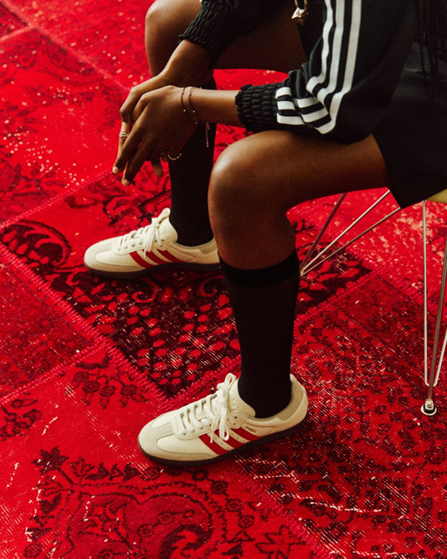 adidas「SAMBA OG」にStyles/ROSE BUD限定モデルが登場。赤のアクセントが効いた大人の名作