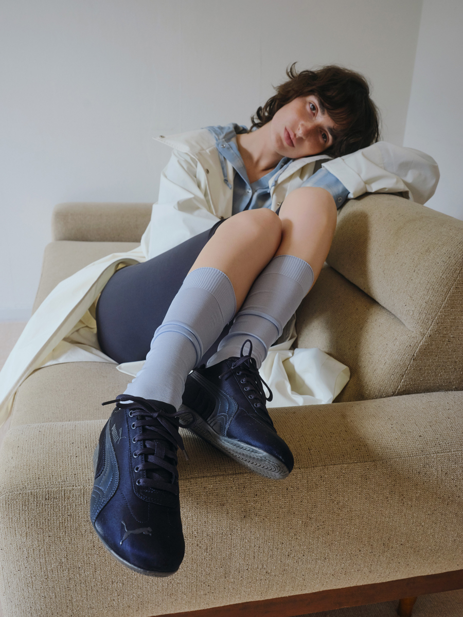 emmi×PUMA別注「SPEEDCAT」が登場。サテンネイビーで魅せる大人の春スニーカー