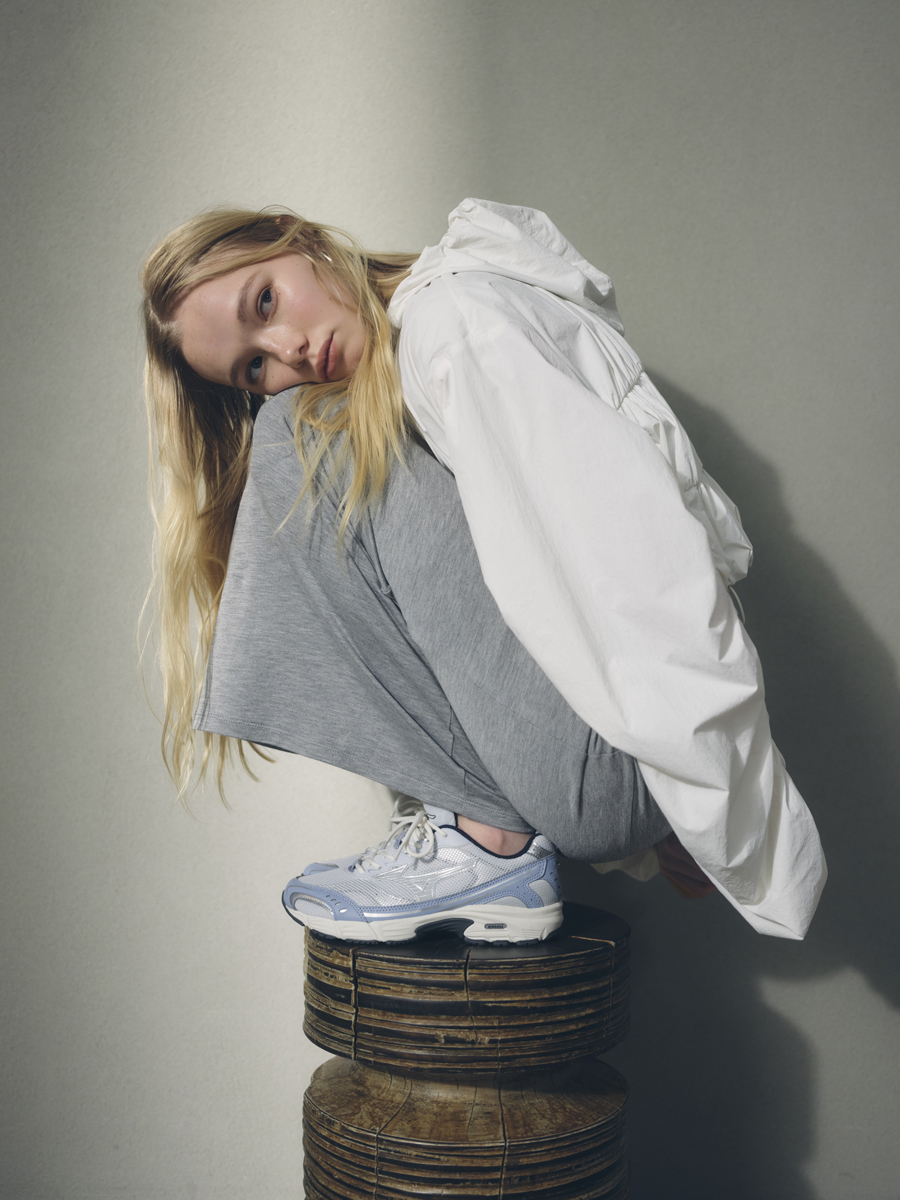 Mizuno×emmi「MXR emmi」第2弾、淡いブルーとシルバーが春を軽やかに彩る別注モデル③