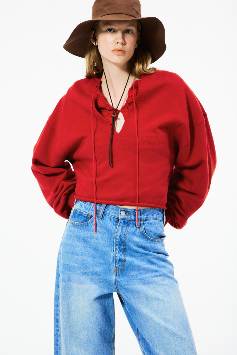 emmi × adidas Originals別注「GAZELLE LO PRO W」ゴールド使いが春コーデを格上げ③