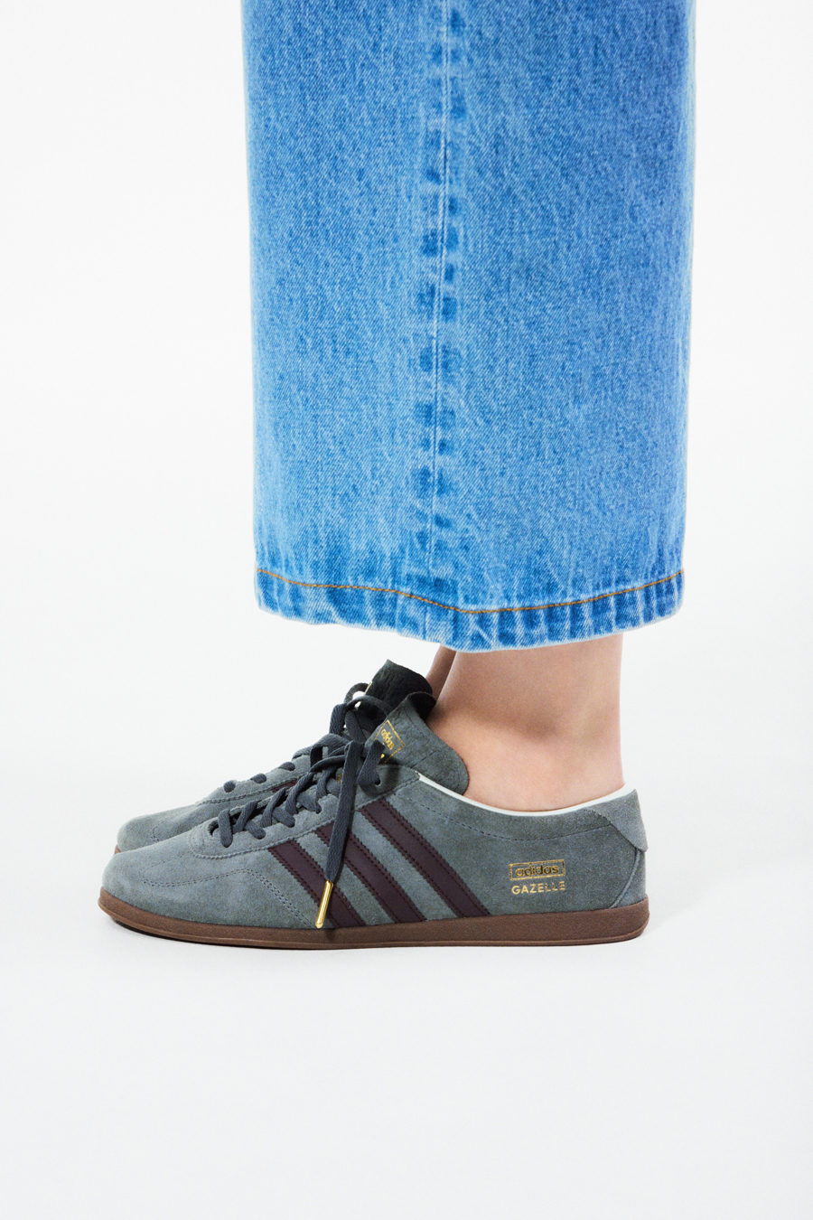 emmi × adidas Originals別注「GAZELLE LO PRO W」ゴールド使いが春コーデを格上げ④